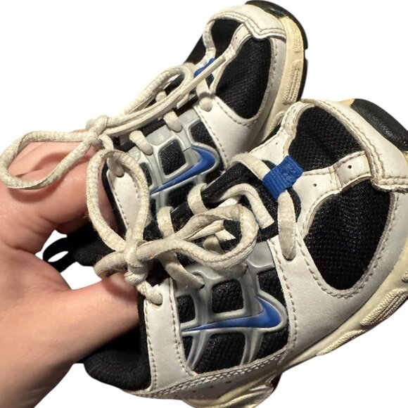 Nike Infant Sneakers Blue Accent Size 4 - Picture 2 of 9